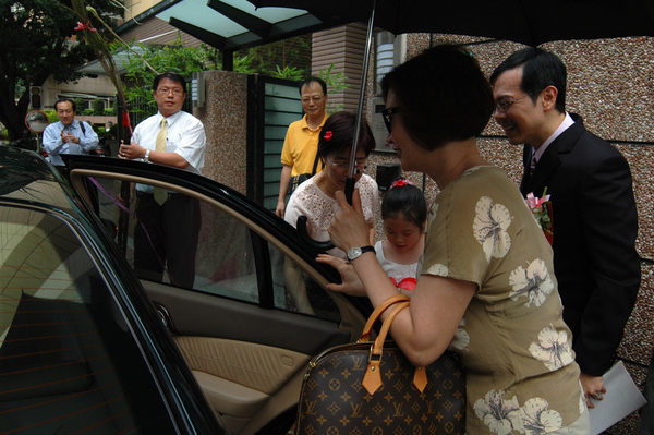 男方家晚輩捧蘋果,請新娘下車..象徵平平安安