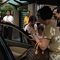 男方家晚輩捧蘋果,請新娘下車..象徵平平安安