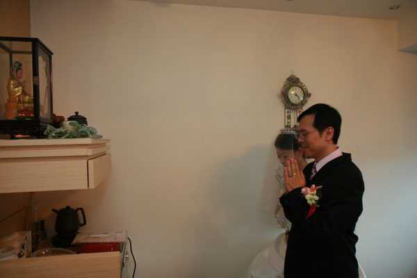 跟家裡的神明告知兩人已成為夫妻
