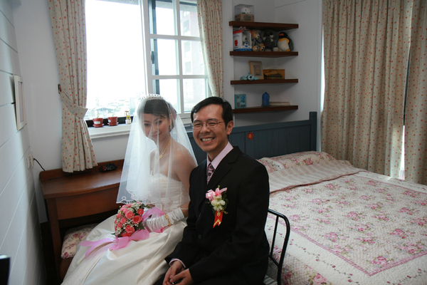 坐在鋪有paul褲子的椅子上