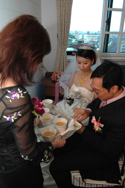 婆婆端來湯圓