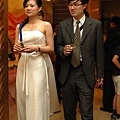 進場彩排中..伴娘淑婷與伴郎治宇