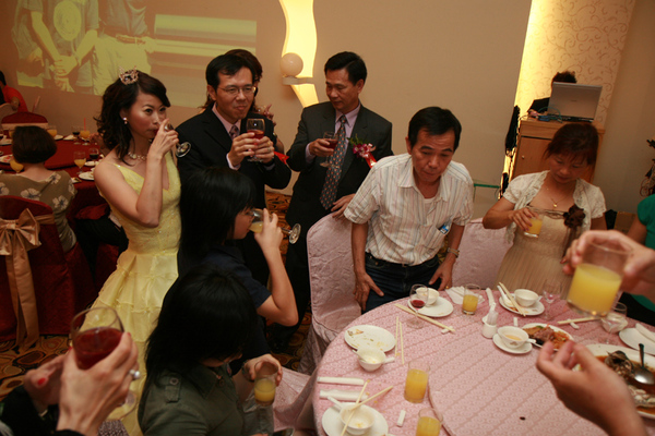 敬酒開始...混亂開始...