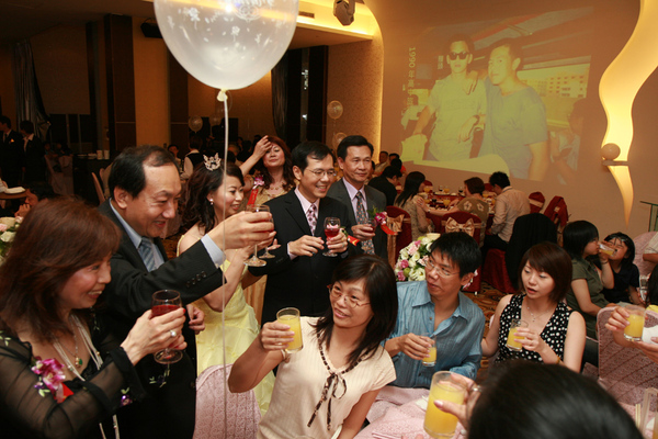 敬酒開始...混亂開始...