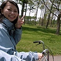 其實是兩人並行的協力車...踩的人不是我..:P