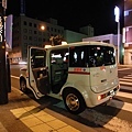 夜裡跟paul在街上逛著..有很多的居酒屋,這是一輛很可愛的taxi