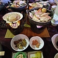中餐吃的是一整碗的生魚片飯及一鍋壽喜鍋...結果全部的生魚片都到鍋裡煮了