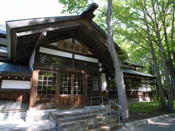 一旁的神社