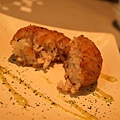  鮭魚炸飯糰 -切開後