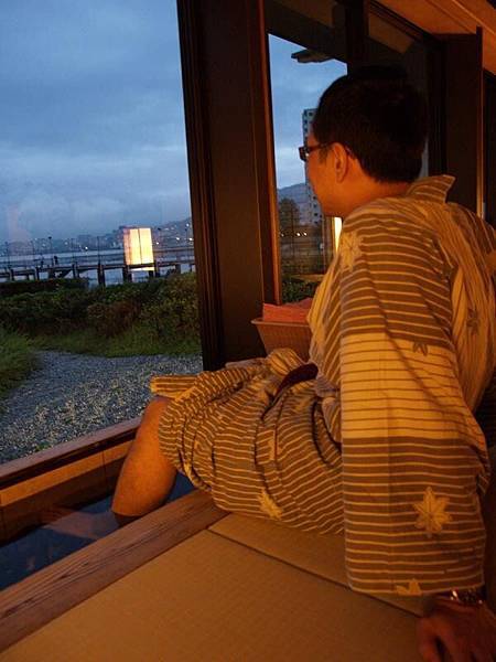 一邊泡足浴一邊觀湖