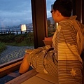 一邊泡足浴一邊觀湖