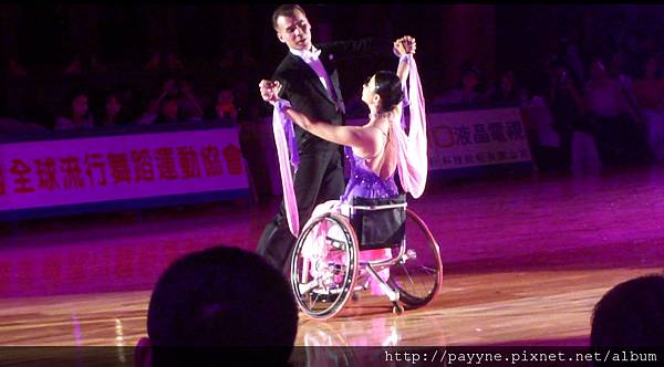 當每個人的眼光都放在自己身上時...當下已忘卻"害怕"這回事了~~不過下了台後，就馬上有腳/手軟的感覺......@@