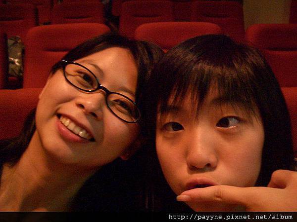 2004.05.22成淵國中表演，與娃娃玩自拍..