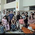 因結婚、懷孕、生產、育嬰....中斷了三年多的舞蹈 ，在2009年8月，再次回到中山輪椅班上課，又恰巧遇上施老師生日...大夥兒合影