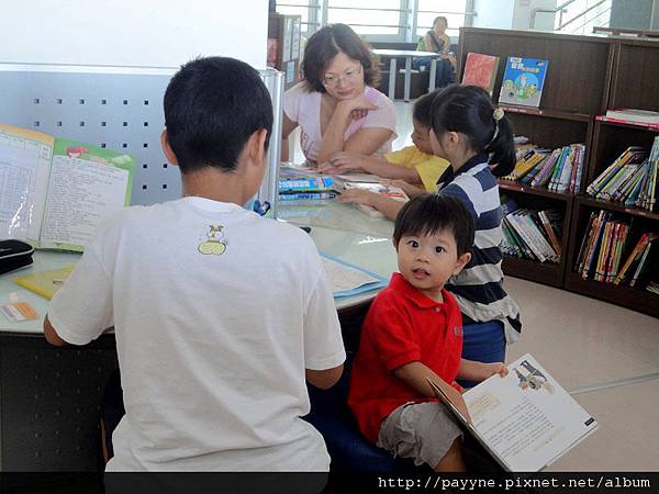 2011.07.27-在圖書館裡，patrick逢人就問書中內容...哪怕在一旁用心k書陌生的男孩...不過這位哥哥也蠻好的，竟會耐心的回答patrick的問題~~