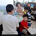 2011.07.27-在圖書館裡，patrick逢人就問書中內容...哪怕在一旁用心k書陌生的男孩...不過這位哥哥也蠻好的，竟會耐心的回答patrick的問題~~