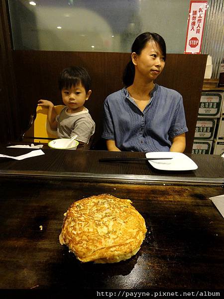 2011.08.06-分別點了廣島燒、大板燒及文字燒....一個是一層層把材料堆砌上去(有加麵條)；一個是把所有食材拌勻和麵糊煎成；一個則是如焗飯般得用小鏟子一小口一小口挖來吃~~