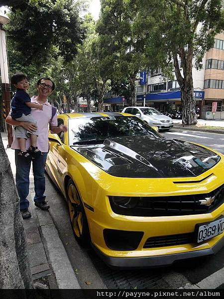 2011.08.07-走在天母街道上看見這台如變型金剛的車...patrick很喜歡，就幫他拍下來了~~