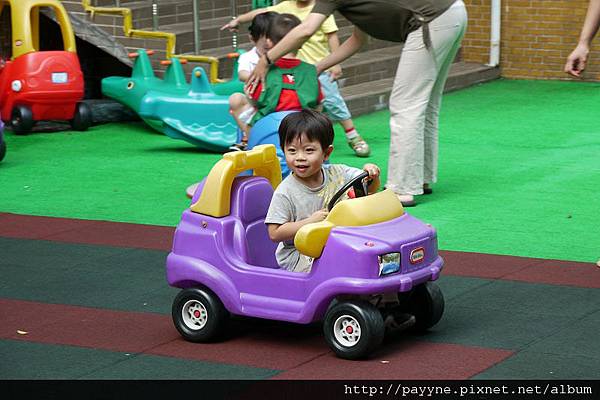 2011.08.08-進到校園先殺到操場玩車車....><"