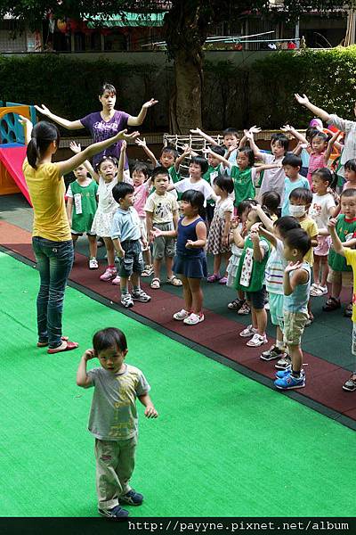 2011.08.08-大家都集合唱歌作體操了....我們家小孩咧??...正在一旁狀況外呀~~ 