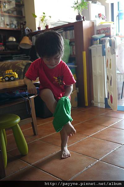 2011.10.23--學著自己穿褲子...