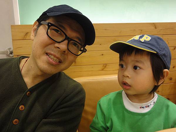 20111231-這陣子兩人都習慣戴鴨舌帽.....