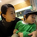 20111231-吃mos晚餐...眼光卻望著樓下的玩具商品...