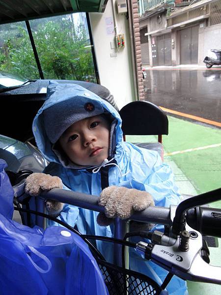 20120106-外頭傾盆大雨，身穿雨衣加厚手套，表情有些無力...是​要去哪裡呢??