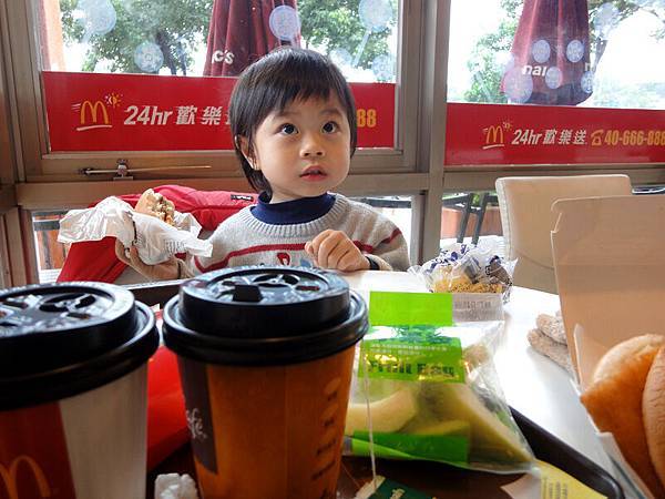 20120106-平常日外頭下大雨...我跟媽咪中午都快餓死了....​.吵著一定要吃麥當勞，敵不過我的坳工，媽咪冒雨騎車帶​我來吃這一頓~~~