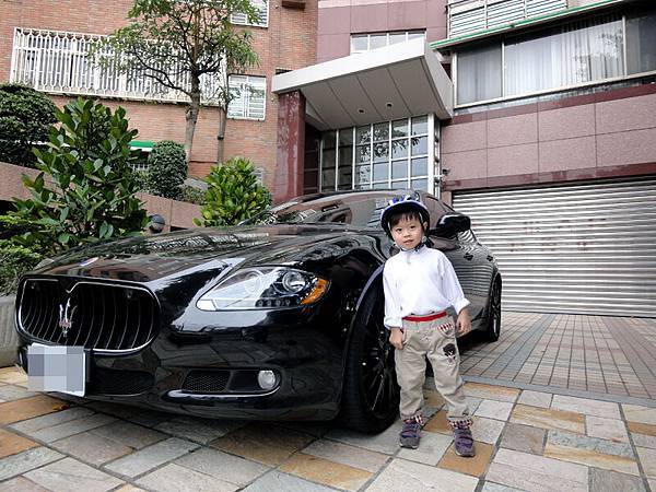 20120114-在家門口看到這輛"馬沙拉帝"...酷耶!!