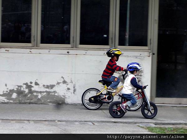 2012.03.04--騎著滑步車跟著人家騎兩輪腳踏車的哥哥尬車中....