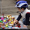 2012.03.04--假日的咖博館有跳蚤市場....滑步車滑著滑著就滑到玩具攤子上了~