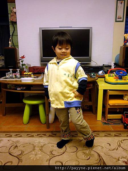 2012.03.12--幼稚園發給我的制服....瞧我是不是可以當該學校的制服代言呢?