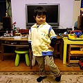 2012.03.12--幼稚園發給我的制服....瞧我是不是可以當該學校的制服代言呢?