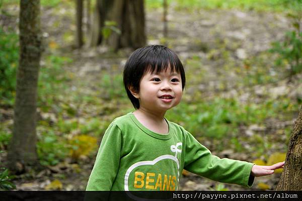 2012.03.18--只要能踏出家門，就一整個開心...(爸比說，那根本不必花大錢出國嘛....)