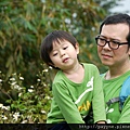 2012.03.18--離開公園前又要抱抱了....