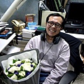 2012.03.29-爸比生日前一天，媽咪特地訂了花束送到公司，收到禮物的爸比當場笑得尷尬~呵