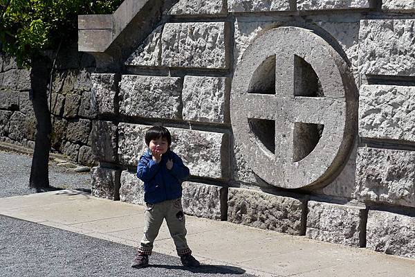 2012.04.04-來到篤姬的故鄉磯庭園.....後頭圓形中間有個十字的圖樣，就是他們的家徽....