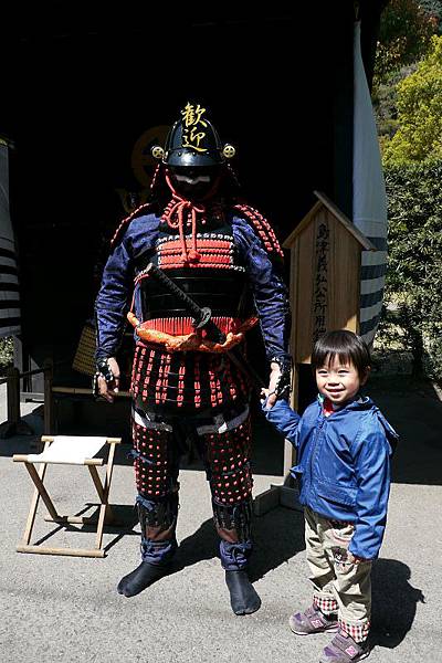 2012.04.04-原本單純只是站著跟這武士拍照的，熟不知他突然伸出手來牽著我，真是嚇死人了！(不敢放肆，只是表情看得出一點點害怕~~)