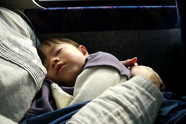2012.04.05-走了一段高千穗峽谷險峻的道路，累到一上車就倒在媽咪懷裡呼呼睡去....
