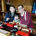 2012.04.07-來到這家以鰻魚飯著稱的餐廳...坐在柳川前，望著眼前一大片落地玻璃窗，一邊吃著美食，一邊欣賞船舟於眼前划過的景象，幸福到讓人覺得有點奢侈呢...（眼前的鰻魚飯會不會太大碗了一點....一看就吃不完!!）