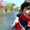 2012.04.07-望著撐杆的老爺爺，除了要推動載著十來人的船隻外，還不時要唱歌娛樂大家...真是辛苦了~~