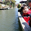 2012.04.07-吃飽飯，坐上小扁舟，悠閒的在柳川上休憩著....