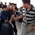 2012.04.08-這兩個哥哥很好，在機場等著畫位時還會陪著我嘻戲玩鬧...(其實是他們自己想玩~~)