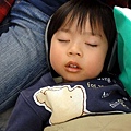 2012.04.08-這七天玩得很累了，一上飛機不久就讓人沈沈睡去...