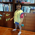2012.04.13-在學校菜圃把衣服弄髒了，沒有可更換衣服的當下，老師幫我換上學校以前學長姐留下的備用衣...