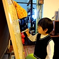 2012.04.15-小畫家作畫中...當時還不太會拿畫筆....
