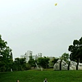 2012.04.15-跟著爸比拋接飛盤...只是爸比你丟那麼高是要給誰接啊~~(明明就自己玩high的)