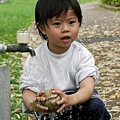2012.04.15-在草地裡撿到一顆真的棒球...只是好髒喔，趕緊到一旁水龍頭下沖沖~~