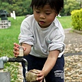 2012.04.15-只是洗好了棒球，我的褲子、鞋子也全溼了....這天最後是光著屁屁及腳ㄚ 回家的~~